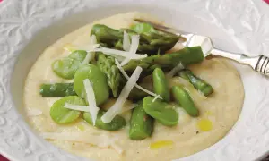 Krämig polenta med sparris och bondbönor, toppad med parmesan. Ett enkelt och gott polenta recept för en härlig måltid.