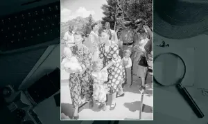 Kvinnor med barn, möjligen en del av en mormon-gemenskap som praktiserar månggifte, går förbi poliser.