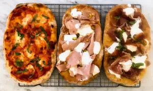 Trzy pyszne pinsy: jedna z sosem pomidorowym i bazylią, druga z mortadelą i pistacjami, trzecia z szynką parmeńską i mozzarellą. Tak wygląda pinsa co to!