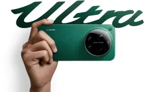 Mano che tiene uno smartphone Xiaomi verde scintillante con un modulo fotocamera Leica. La parola "Ultra" in verde brillante domina lo sfondo.