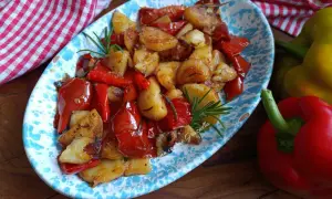 Patate e peperoni in padella, un contorno saporito e colorato, pronto per essere gustato.