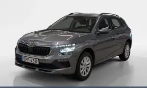 Grå Skoda Kamiq, modell 2023, med registreringsskylten OPP 43R. En bil som kan ha ett skoda kamiq problem, men ser fin ut på bilden.