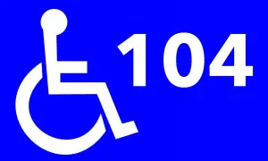 Simbolo di accessibilità con numero 104, riferimento alla revisione legge 104 art 3 comma 3.