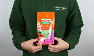 Opakowanie nawozu Substral "Burza Kwiatów" do pelargonii i surfinii. Idealny domowy nawóz do pięknych kwiatów.