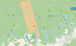 Mapa turystyczna Sudetów z zaznaczonymi parkingami i miejscami biwakowymi. Sprawdzamy, czy spanie w wiatach turystycznych w Sudetach jest dozwolone.