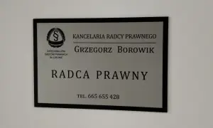 Tabliczka z napisem "Kancelaria Radcy Prawnego Grzegorz Borowik", z logo i numerem telefonu.