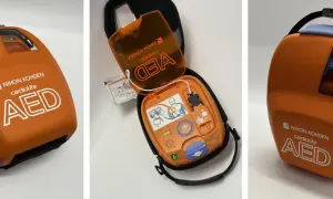 Pomarańczowy defibrylator AED Nihon Kohden Cardiolife w etui, otwarty i zamknięty.