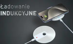 Telefon na ładowanie indukcyjne. Dwie białe ładowarki, jedna z podłączonym kablem, druga z telefonem na górze.