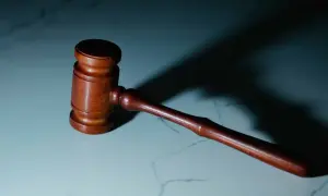 Drewniany młotek sędziowski na marmurowym blacie. Czas na apelację po uzasadnieniu wyroku jest kluczowy.