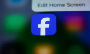 Ikona Facebooka na ekranie telefonu, obok opcji "Edit Home Screen". Gdzie są zaczepki na FB?
