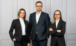 Trzy osoby w garniturach. Zastanawiasz się, czy warto pisać odpowiedź na apelację? Oni wiedzą.