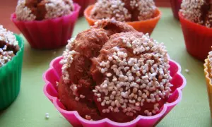 Pyszne muffinki bananowe w kolorowych foremkach, posypane chrupiącymi perełkami. Idealne na deser!