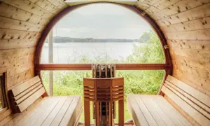 Drewniana sauna beczka z widokiem na jezioro. Idealne miejsce na relaks i odkrywanie ciekawych miejsc w okolicy.