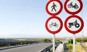Señales de tráfico que indican normas de seguridad vial: prohibido peatones, ciclomotores, bicicletas y tractores.