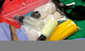 Małe buteleczki z kosmetykami w przezroczystej kosmetyczce, gotowe do podróży samolotem. Sprawdzam, ile ml do samolotu można zabrać.