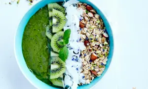 Grön smoothiebowl med kiwi, kokosflingor och granola. Ett perfekt smoothie recept för en energifylld start på dagen.