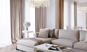 Elegancki salon w stylu modern classic z beżową sofą, kryształowym żyrandolem i jasnymi zasłonami.