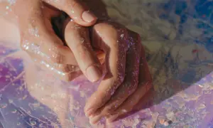 Dłonie pokryte brokatem i płatkami, jak po użyciu magicznego cleaner do paznokci.