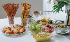 Leckere Fingerfood Ideen: Gebäck, Käse, Trauben, Oliven und mehr auf einer festlich gedeckten Tafel.