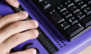 Komputery dla niewidomych: Jak zyskać niezależność dzięki technologii