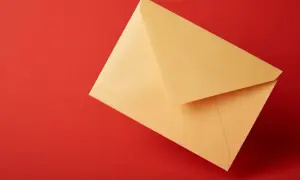 Busta gialla su sfondo rosso. Potrebbe contenere un secondo accesso ufficiale giudiziario sfratto.