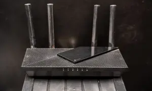 Czarny router z czterema antenami, który jest sercem domowej sieci Wi-Fi.