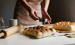 Pyszne bułeczki bez glutenu, które mogą być efektem miesiąca bez glutenu. Posypane kakao i lukrem.
