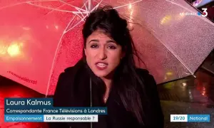 Laura Kalmus, journaliste à Londres, sous un parapluie rouge, parle d'empoisonnement. Ses origines et celles de ses parents sont inconnues.