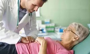 Skuteczne sposoby na zatwardzenie u starszej osoby - zmień to dziś!