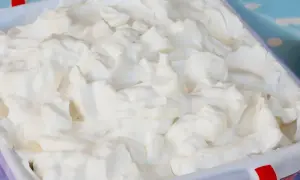 Glace italienne maison sans machine, texture aérienne et onctueuse dans un plat blanc. Parfait pour une recette facile et gourmande.