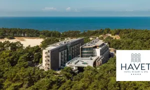 Nowoczesny hotel Havet Resort & Spa otoczony lasem, z widokiem na morze.