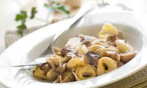 Jakie dodatki do tortellini z grzybami podkreślą ich smak?