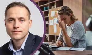 Man i kostym ser bekymrad ut. Kvinna vid skrivbordet gnuggar sig i ögonen, kanske efter negativ kritik.