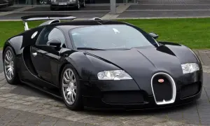 Czarny Bugatti Veyron, symbol luksusu. Zastanawiasz się, ile kosztuje Bugatti? To marzenie wielu, ale cena jest astronomiczna.