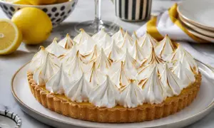 Tarte au citron généreusement garnie de meringue italienne dorée, prête à être dégustée.