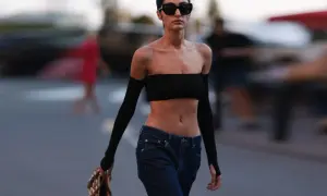 Frau im Y2K-Stil mit bauchfreiem Top und Jeans, die die Bedeutung von Mode für die Selbstentfaltung verkörpert.