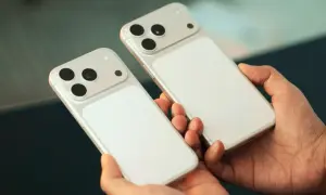 Deux iPhones blancs, prêts pour la sortie du nouvel iPhone, tenus dans des mains.