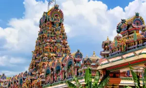 Bunter, detailreicher Hindu-Tempel mit vielen Figuren, ein Wahrzeichen von Malaysia.