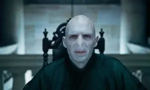 Ralph Fiennes jako Lord Voldemort w filmach o Harrym Potterze. Jego przerażająca twarz i mroczny strój budzą grozę.