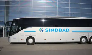 Biały autokar Sindbad z niebieskim logo. Sprawdź sindbad ceny biletów na podróż.