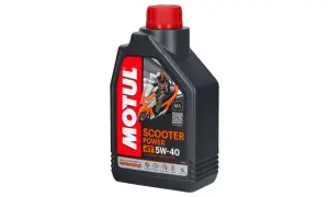 Czarna butelka oleju Motul 5W 40 Scooter Power 4T z czerwonym korkiem. Na etykiecie skuter i kierowca.