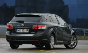 Czarne kombi Toyota Avensis T27 z polskimi tablicami WE 2291R. Widać tylne światła i felgi.