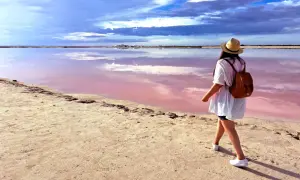 Spacerka po niezwykłym, różowym jeziorze w Alicante. Chmurki odbijają się w wodzie, tworząc magiczny krajobraz.