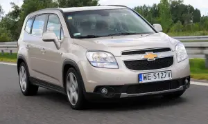 Złoty Chevrolet Orlando na drodze. Wiele osób szuka chevrolet orlando opinie, ten model jest dobrym wyborem.
