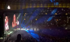 Wielki koncert w Gdańsku 2025! Widownia rozświetlona tysiącami świateł, na scenie artystki śpiewają do mikrofonów, a na telebimach ich zbliżenia.