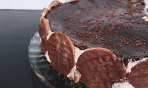 Pyszne ciasto z kaszy manny, oblane czekoladą i ozdobione ciasteczkami. Idealne na deser!
