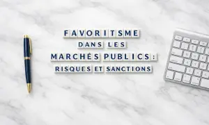 Le favoritisme dans les marchés publics : risques et sanctions. Un stylo et un clavier sur fond marbre, évoquant la paperasse et les décisions importantes.
