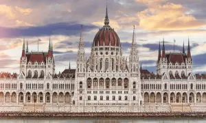 Majestatyczny Parlament Węgier, duma stolicy Węgier, odbija się w spokojnej wodzie Dunaju.