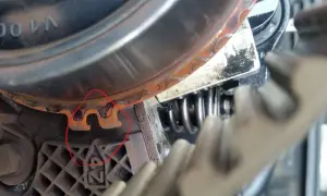 Uszkodzony ząb koła pasowego przy wymianie wałka rozrządu 1.9 TDI. Czerwone koło zaznacza problem.