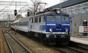 Niebieski pociąg PKP Intercity EU07-067 na torach. Różnica między TLK a IC to komfort i prędkość podróży.